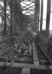Wiederherstellung des 3. und 4. Brückengleises auf der Hohenzollernbrücke zwischen Köln Hbf und -Deutz. (17.04.1959) <i>Foto: Fischer</i>