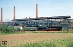Nicht ganz ungefährlich war das Foto der 01 2204 mit dem SAG-Betrieb Stahlwerk Silbitz bei Crossen an der Elster, da dort seit Mitte der 1950er Jahre Panzerteile hergestellt wurden.  (03.09.1980) <i>Foto: Wolfgang Bügel</i>