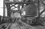 Oberbauarbeiten zur Wiederherstellung des 3. und 4. Gleises über die Hohenzollernbrücke in Köln. Zum Einsatz kommt der bei Ardelt/Wilhelmshaven gebaute 10t Gleisbau Kranwagen mit dem Spitznamen "Struppi". (17.04.1959) <i>Foto: Fischer</i>