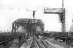 Elektrifizierungsarbeiten auf der Deutzer Seite der Hohenzollernbrücke. Die akrobatische Einlage auf der Leiter dürfte auch den damaligen Unfallverhütungsvorschriften nicht entsprochen haben. (06.02.1959) <i>Foto: Slg. Eisenbahnstiftung</i>