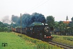 Ausfahrt des abendlichen Ng 60205 von Kamenz nach Arnsdorf mit 52 8124 in Großröhrsdorf. (04.09.1980) <i>Foto: Wolfgang Bügel</i>
