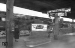 Bahnsteigszene mit 50 1529 vor einem Schotterzug in Schwerte. (25.01.1957) <i>Foto: Helmut Säuberlich</i>