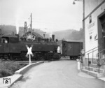 Lok 105 (Bj. 1918) rangiert auf der bis 1967 in Betrieb befindlichen 1000 mm Wiesentalbahn in Zell. Im Hintergund die elektrifizierte DB-Strecke nach Schopfheim. (02.10.1961) <i>Foto: Slg. Eisenbahnstiftung</i>