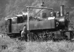 Lok 105 (Bj. 1918) der 1000 mm-Wiesentalbahn nimmt Wasser im Bahnhof Zell. (02.10.1961) <i>Foto: Slg. Eisenbahnstiftung</i>