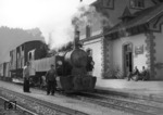 Lok 105 (Bj. 1918) mit einem Rollbock-Güterzug auf der bis 1967 in Betrieb befindlichen 1000 mm Wiesentalbahn im Bahnhof Schönau/Schwarzwald. (02.10.1961) <i>Foto: Slg. Eisenbahnstiftung</i>