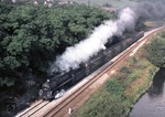 Blick von der Autobahnbrücke bei Göschwitz auf die im Saaletal vorbeiziehende 01 0501-5 mit P 3003 nach Saalfeld. (09.10.1980) <i>Foto: Joachim Bügel</i>