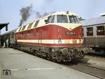 Die Reichenbacher 118 226-0 ist soeben mit dem Schnellzug Malmö - München ("Saßnitz-Express") in Hof Hbf angekommen. (26.08.1971) <i>Foto: Manfred Polei</i>
