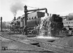 38 3182 vom Bw Mannheim nimmt im Bw Heilbronn Wasser. (28.08.1966) <i>Foto: Heinz Hangarter</i>