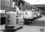 Gepäck- und Expressgutverladung am "Alpenexpress" D 83 in München Hbf. (01.06.1954) <i>Foto: Walter Hollnagel</i>