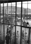 Blick aus der Halle auf das noch unüberdachte Vorfeld des Münchener Hauptbahnhofs. (22.08.1956) <i>Foto: Slg. Eisenbahnstiftung</i>