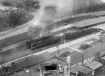 Ein unbekannter Flakhelfer fotografierte von seinem Beobachtungspunkt auf dem Wasserturm am Osnabrücker Hauptbahnhofs diese Szene mit einer unbekannten 03 und einer stromlinien verkleideten 03.10. (1944) <i>Foto: unbekannt</i>