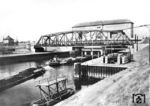 Die 1927 neu erbaute Zwillingsschachtschleuse bei Fürstenberg an der Oder. (1930) <i>Foto: RVM</i>
