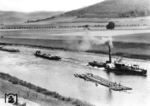 Ein Schleppverband mit dem Raddampfer "Fulda" passiert ein Floß bei Karlshafen auf der Weser. (1930) <i>Foto: RVM (Saebens)</i>
