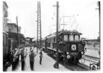 Der zeitgenössisch geschmückte Eröffnungszug zur Aufnahme des elektrischen Zugbetriebes zwischen Augsburg und Nürnberg in Augsburg Hbf. (10.05.1935) <i>Foto: RVM</i>