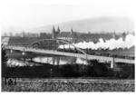 Eine 58 passiert mit einem Güterzug die Weserbrücke zwischen Holzminden und Höxter vor der Kulisse des im Jahre 815 gegründeten Klosters Corvey. (1934) <i>Foto: RVM</i>