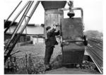 Bekohlen mittels Kohlenhunte im Bw Erfurt. (1935) <i>Foto: RVM</i>