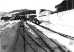 75 157 verlässt mit einer unbekannten Schiebelok den Bahnhof Aha auf der Dreiseenbahn zwischen Titisee und Seebrugg im Schwarzwald. (1932) <i>Foto: RVM</i>