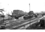 Blick vom Lokschuppen des Bahnbetriebwerks in den Bahnhof Reichenberg (Liberec)/Tschechien. Nach dem Münchener Abkommen wurde die Stadt am 20. November 1938 zu einem eigenen selbstständigen Stadtkreis erhoben, förmlich in das Deutsche Reich eingegliedert und dem Verwaltungsbezirk der Sudetendeutschen Gebiete zugeordnet. Im Bahnhof rangiert eine 91 einige Güterwagen, rechts wartet 64 100 in der Bw-Ausfahrt. (1938) <i>Foto: RVM</i>