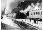 Ein mit P 8 (Baureihe 38.10) geführter Schnellzug verlässt den Bahnhof Triberg an der Schwarzwaldbahn. Als Ausgangspunkt touristischer Sehenwürdigkeiten liegt Triberg auch an einem landschaftlich reizvollen Abschnitt der Schwarzwaldbahn. (1937) <i>Foto: RVM</i>