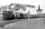 Lok "Dollart" (Orenstein & Koppel 1938) verlässt den Inselbahnhof von Borkum, um Feriengäste zum Anleger zu bringen. Nachdem die Lok 1968 beim 80-jährigen Kleinbahnjubliäum ihren letzten Einsatz hatte und dann fast 20 Jahre vor dem Kurhaus als Denkmallok aufgestellt war, wurde sie 1996/97 im Dampflokwerk Meiningen wieder aufgearbeitet und ist heute als Lok "Borkum" wieder unterwegs.  (1958) <i>Foto: Carl Bellingrodt</i>
