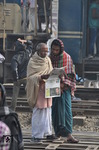 Ein Bild aus Tongi, einem Vorort der Millionen-Metropole Dhaka. In der eigentlichen Stadt werden rund 7 Millionen Einwohner gezählt, mit dem Umland sind es mehr als doppelt so viel. Was in der Metropole an Verkehrskollaps und Umweltverschmutzung passiert, wird von den Zeitungslesern  gelassen registriert. Eine Change, in der Stadt durchzukommen, haben nur die Bahnfahrer. (09.01.2015) <i>Foto: Johannes Glöckner</i>