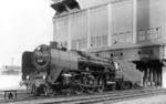 Die fast ununterbrochen beim Bw Hamm stationierte 01 001 unter der Hochbunkerbekohlungsanlage des Bw Köln Bbf. (20.09.1932) <i>Foto: DLA Darmstadt</i>
