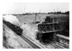Der 1839 fertiggestellte Oberau-Tunnel (Strecke Leipzig - Dresden) wurde abgetragen, da er der zunehmenden Streckenbelastung und Nässedurchdringung nicht mehr standhielt. Man ersetzte ihn durch einen 23 m tiefen Graben. Ein Schnellzug mit einer Lok der Baureihe 39 passiert die Baustelle. (1933) <i>Foto: RVM</i>