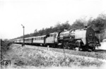 01 200 vor Luxuszug L 105 "Orient-Express" bei Nürnberg-Erlenstegen. L 105/106 wurde nach dem Krieg als Flügelzug Stuttgart - Prag - Kattowitz - Warschau - Gdingen zum klassischen Orient-Express L 5/6 (Paris - Wien) geführt. (25.06.1949) <i>Foto: Günther Scheingraber</i>