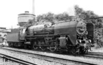 02 001, die 1937 in 01 011 umgebaut wurde, im Bw Leipzig Hbf Nord. Hinter dem Wasserturm befindet sich der Ringlokschuppen.  (16.06.1935) <i>Foto: DLA Darmstadt</i>