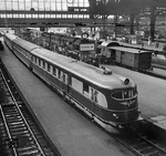 Die Deutsche Reichsbahn bestellte 1954 bei Ganz in Budapest drei vierteilige dieselmechanische Triebzüge VT 12.14, mit denen man versuchte an die Tradition der berühmten Schnelltriebwagen "Fliegender Hamburger" anzuknüpfen. Sie wurden als Interzonenzug zwischen Berlin und Hamburg eingesetzt, wo sie sich jedoch nicht bewährten, so dass der Einsatz nur wenige Jahre dauerte. Ein VT 12.14 ist hier als Ft 166 aus Berlin in Hamburg Hbf eingetroffen. (09.1959) <i>Foto: Reinhard Todt</i>