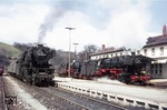 Während 023 033-4 vor P 3725 im Bahnhof Schwäbisch Hall auf Weiterfahrt wartet, überholen die frisch im Aw Trier ausgebesserten Schwandorfer 050 168-4 + 052 055-1 auf dem Weg zurück in die Heimat. (07.04.1973) <i>Foto: Wolfgang Bügel</i>