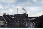 Ein Personenzug passiert eine Behelfsbrücke über einen unbekannten Fluss in Frankreich. (1940) <i>Foto: Slg. Eisenbahnstiftung</i>