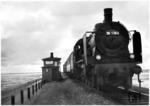38 1763 vom Bw Husum hält mit einem Sonderzug an der Blockstelle Hindenburgdamm. (1938) <i>Foto: Walter Hollnagel</i>