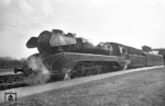 10 001 wartet vor D 87 (Hannover - Altona) auf Ausfahrt in Hamburg-Harburg. (22.03.1958) <i>Foto: Walter Hollnagel</i>