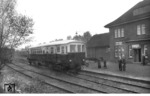 Triebwagen der Buxtehude-Harsefelder Eisenbahn im Bahnhof Harsefeld-Süd. Obwohl der Personenverkehr bereits zum 31. Mai 1969 eingestellt wurde, werden heute wieder regelmäßig Fahrten mit dem historischen WUMAG-Triebwagen T 175 durch die Buxtehude - Harsefelder Eisenbahnfreunde e.V. veranstaltet. (24.10.1952) <i>Foto: Walter Hollnagel</i>