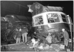 Am 19.01.1988 verunglückte in den frühen Abendstunden in Forst-Zinna (zwischen Jüterbog und Luckenwalde) der D 716 (Leipzig - Stralsund), als ein Panzer der Sowjetarmee auf freier Strecke die Gleise überqueren wollte und dabei wegen eines Motorschadens auf den Gleisen liegengeblieben war. Die Besatzung des Panzers flüchtete zunächst, konnte aber später gestellt werden. Der Lokführer der 211 006 sowie drei Reisende fanden bei diesem Unglück den Tod, zehn Reisende wurden schwer verletzt. (19.01.1988) <i>Foto: Slg. E. Preuß</i>
