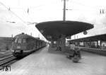 ET 30 004 ist soeben am Bahnsteig 6 des neuen Bochumer Hauptbahnhofs eingetroffen. (20.06.1962) <i>Foto: Walter Hollnagel</i>