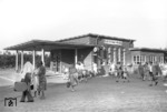 Sommerurlauber am Empfangsgebäude von St. Peter-Ording. (18.08.1961) <i>Foto: Walter Hollnagel</i>