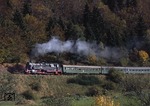 Während einer Plandampfveranstaltung kam 95 1016 nochmals auf ihrer alten Stammstrecke zwischen Sonneberg und Saalfeld zum Einsatz, hier bei Steinach. (11.10.1992) <i>Foto: Wolfgang Bügel</i>
