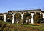 95 1027 auf dem Piesau-Viadukt, dass mit 258 m Länge und 34 m Höhe mit 10 Gewölben die Schmiedewiesen, die heutige Bundesstraße 281 und den Piesaubach bei Lichte überspannt. (11.10.1992) <i>Foto: Wolfgang Bügel</i>