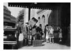 Kofferträger am Stettiner Bahnhof in Berlin. (1929) <i>Foto: RVM</i>
