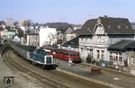 211 263 kreuzt mit N 6118 aus Iserlohn den am Bahnsteig wartenden 798 747 + 998 826 im Bahnhof Westig. (21.04.1984) <i>Foto: Wolfgang Bügel</i>