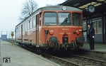 Der Zugführer wechselt im Bahnhof Ottbergen die Schlusscheiben an 515 513 für die Rückfahrt nach Northeim. (26.01.1974) <i>Foto: Prof. Dr. Willi Hager</i>
