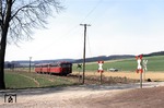 798 703 + 998 139 + 998 669 als Nt 6461 nach Menden am Bahnübergang bei Küntrop (zwischen Neuenrade und Balve). (21.04.1984) <i>Foto: Wolfgang Bügel</i>
