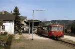 798 644 + 998 184 + 998 707 als Nt 6736 im Bahnhof Attendorn.Die Burg Schnellenberg im Hintergrund diente der BD Wuppertal 30 Jahre lang als Bundesbahnschule. (21.04.1984) <i>Foto: Wolfgang Bügel</i>