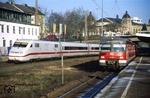 Ein Zugeständnis an die neue Bahn: 402 001-2 kreuzt als ICE 953 nach Berlin den 420 883-1 als S 9 nach Bottrop im Bahnhof Wuppertal-Steinbeck. (20.01.2008) <i>Foto: Wolfgang Bügel</i>