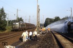 Während einer Katastrophenschutzübung passiert 140 177-7 die Übungsstelle im Bahnhof Hilden/Rheinland. (26.09.1987) <i>Foto: Joachim Bügel</i>