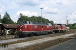 211 131-6 und 290 355-5 warten im Bahnhof Dornap-Hahnenfurth auf den nächsten Einsatz. (11.06.1987) <i>Foto: Joachim Bügel</i>