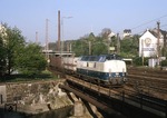 Außerplanmäßig bespannte die Oberhausener 221 132-4 einen Durchgangsgüterzug von Hamm nach Gremberg, aufgenommen in Wuppertal-Oberbarmen. (08.05.1987) <i>Foto: Joachim Bügel</i>