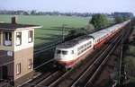 103 159-0 passiert mit IC 624 den Schrankenposten 25 am Dünnwalder Kommunalweg zwischen Köln-Mülheim und Leverkusen-Schlebusch.  (08.05.1987) <i>Foto: Joachim Bügel</i>